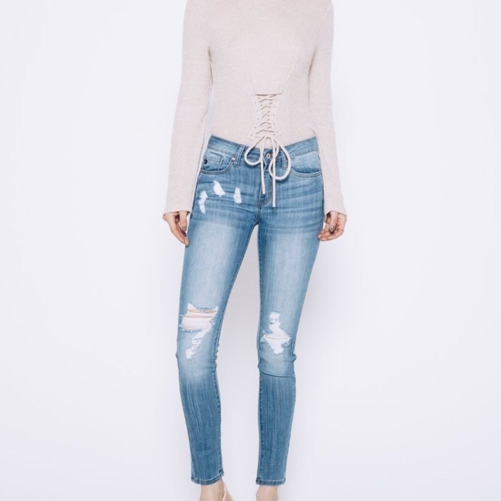 5⭐️LIGHT WASH DISTRESSED ANKLE SKINNY- JEANS - Picture 3 of 5
